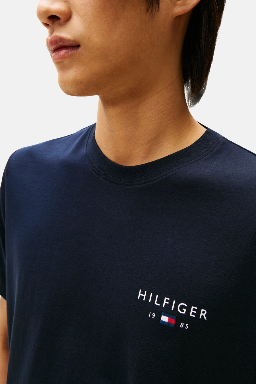 T-shirt à manches courtes bleu marine de TOMMY HILFIGER avec logo blanc brodé sur le devant.