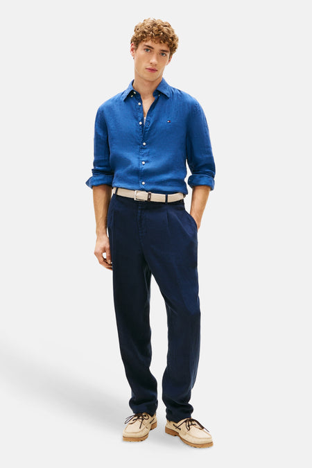 Chemise à manches longues bleue en lin de Tommy Hilfiger avec des manches retroussées et une coupe décontractée.