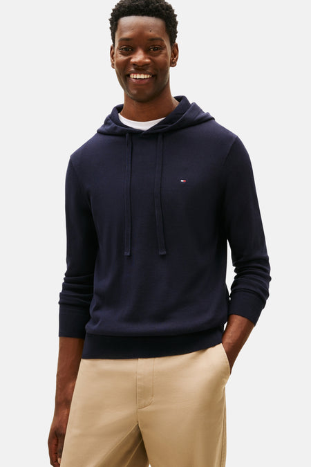 Sweat à capuche bleu marine de Tommy Hilfiger, avec cordon de serrage et logo discret, porté sur un t-shirt blanc.
