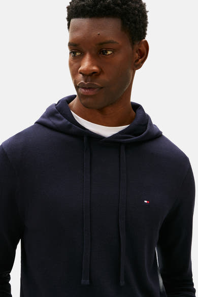 Sweat à capuche bleu par TOMMY HILFIGER, avec cordon de serrage et petit logo drapeau sur la poitrine.