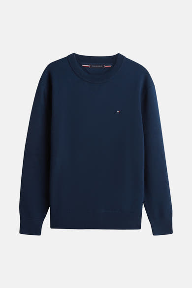 Pull à col rond bleu de TOMMY HILFIGER, avec un petit logo sur la poitrine et le détail rayé tricolore sur le col.