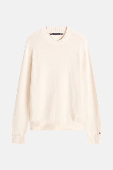 Pull à col rond écru de TOMMY HILFIGER, avec une étiquette ton sur ton sur le devant et un logo drapeau sur le poignet.