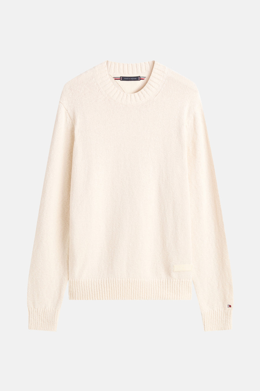 Pull à col rond écru de TOMMY HILFIGER, avec une étiquette ton sur ton sur le devant et un logo drapeau sur le poignet.