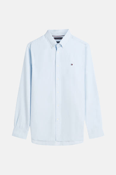 Chemise bleu clair à manches longues de Tommy Hilfiger, avec une texture légèrement froissée et le logo discret.