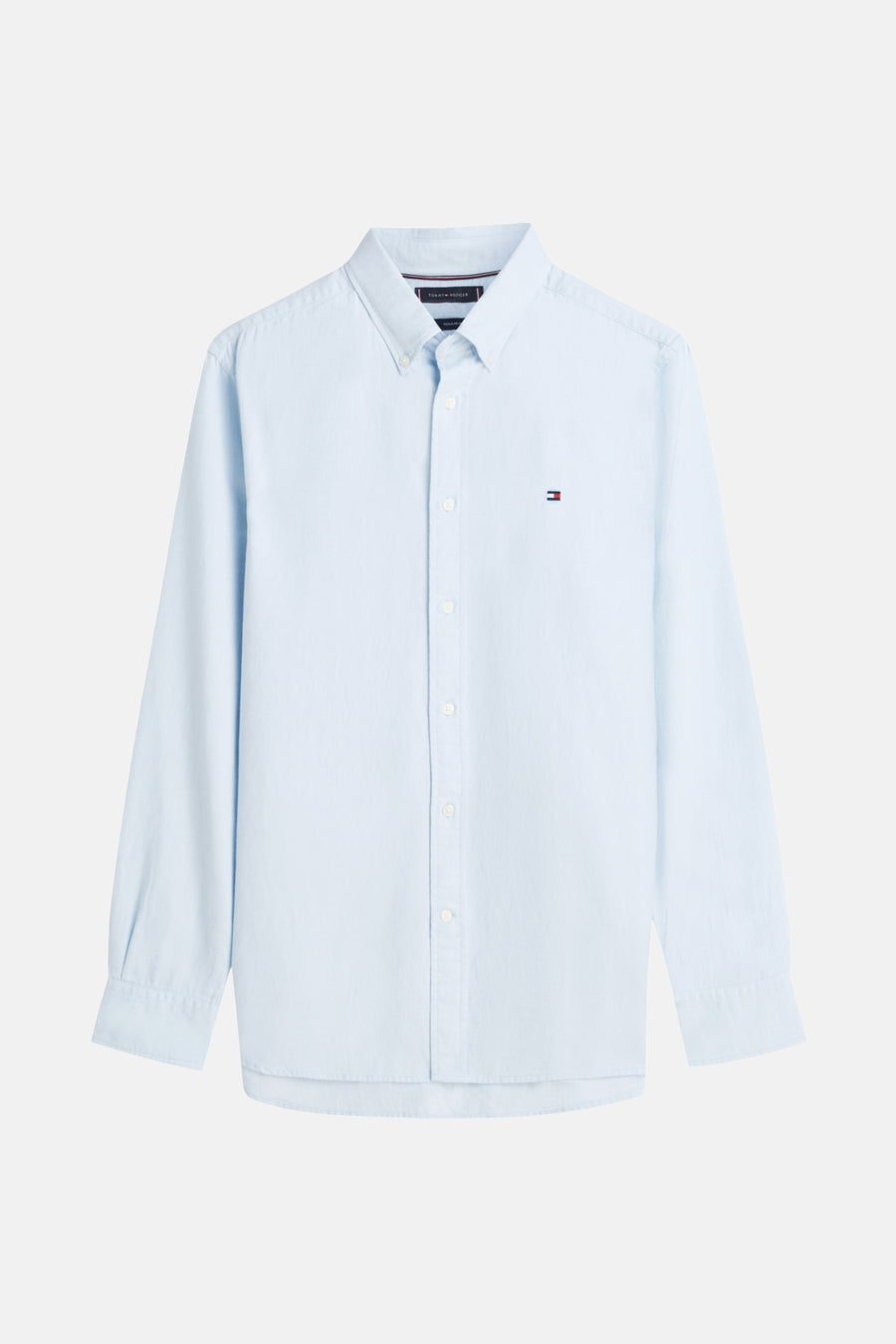 Chemise bleu clair à manches longues de Tommy Hilfiger, avec une texture légèrement froissée et le logo discret.