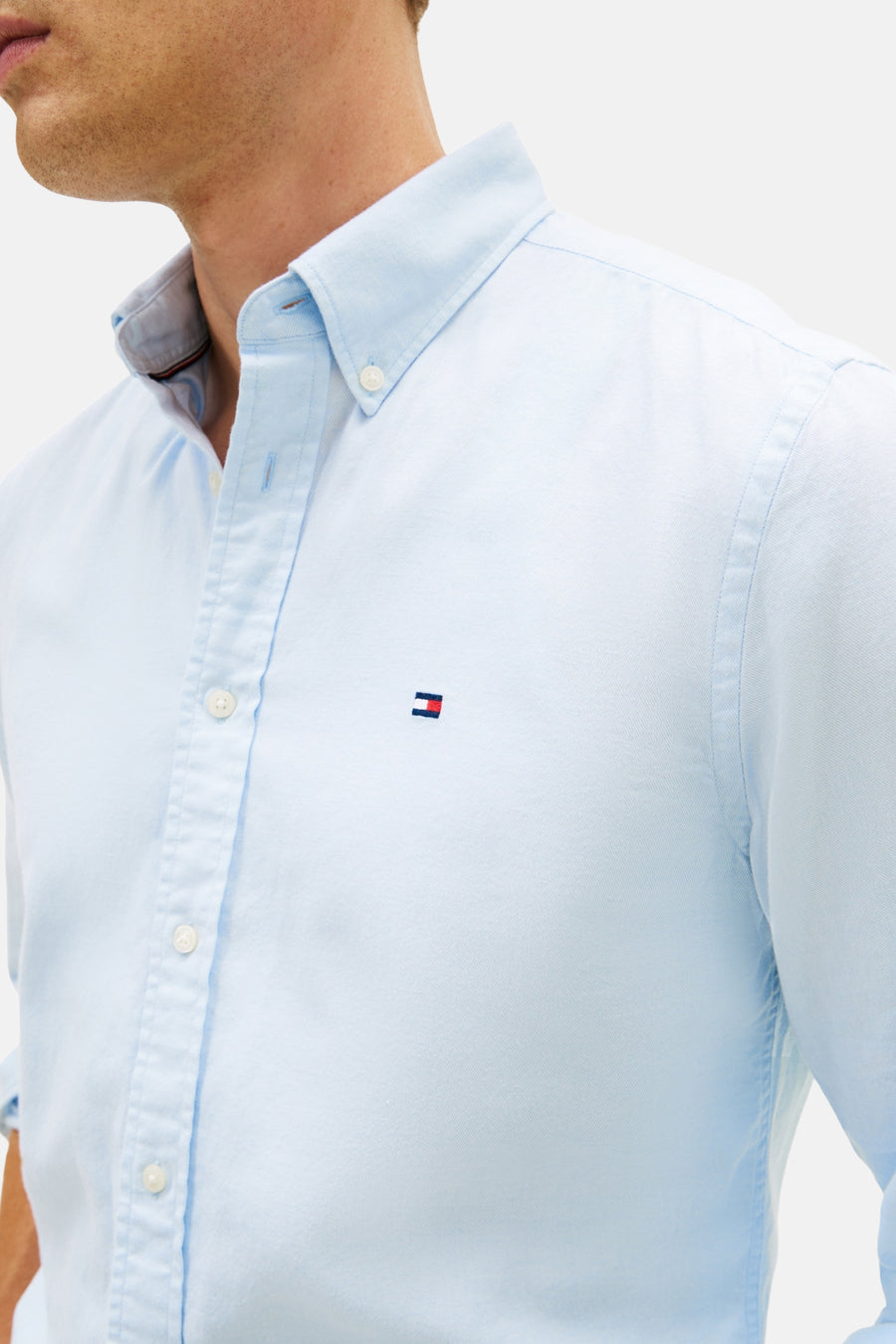 Chemise à manches longues bleue de TOMMY HILFIGER, avec logo brodé sur la poitrine et patte de boutonnage.