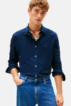 Chemise à manches longues bleue de TOMMY HILFIGER, portée avec un jean et un t-shirt blanc.