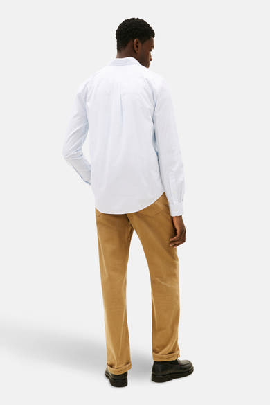 Chemise à manches longues bleue à motifs, de TOMMY HILFIGER, portée avec un pantalon marron et des chaussures noires, vue de dos.