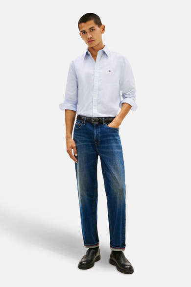 Chemise à manches longues bleue de TOMMY HILFIGER, avec logo brodé sur la poitrine, manches retroussées et coupe classique.