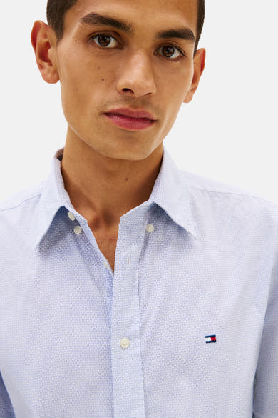 Chemise à manches longues bleue de Tommy Hilfiger avec motif subtil et logo discret.