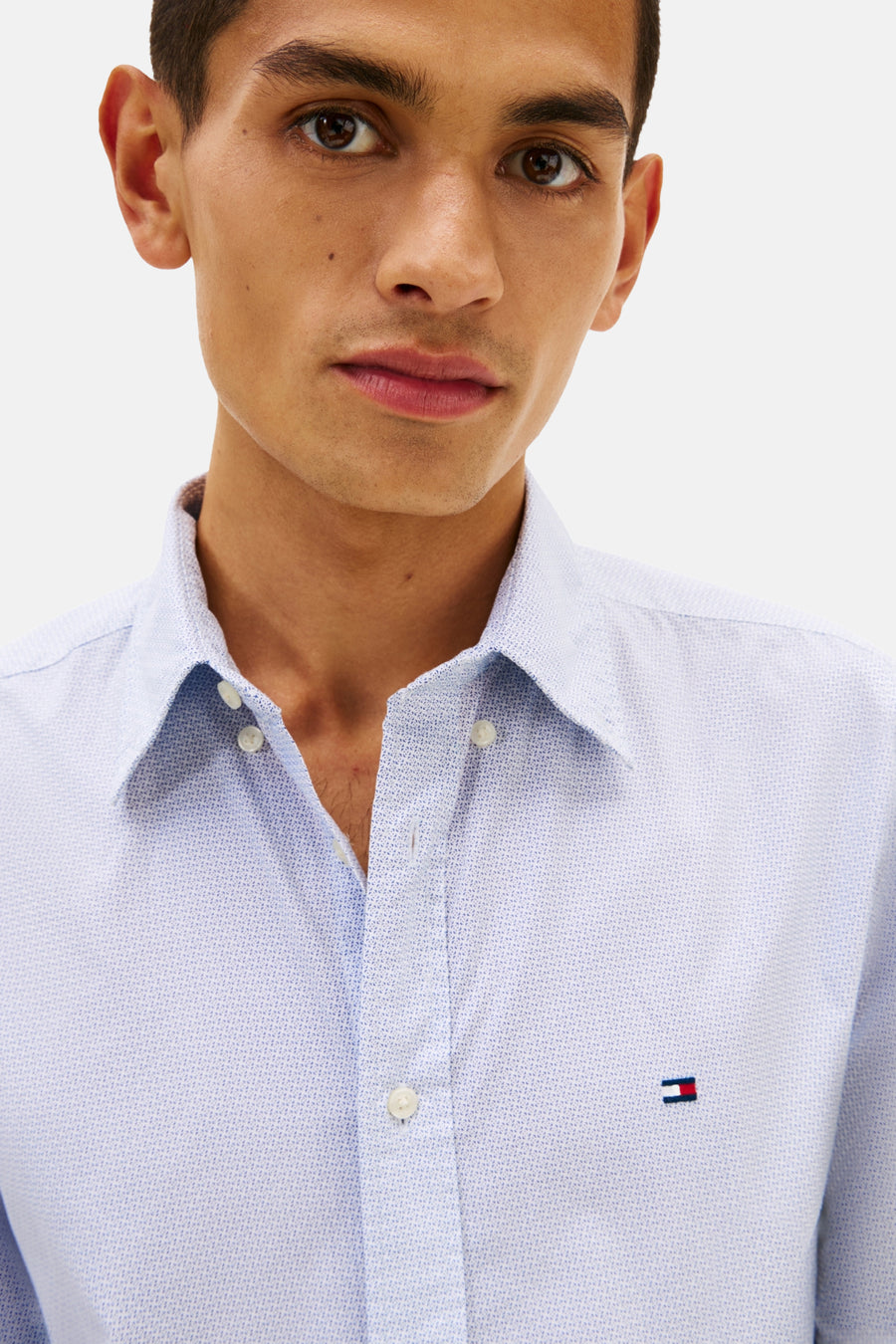 Chemise à manches longues bleue de Tommy Hilfiger avec motif subtil et logo discret.