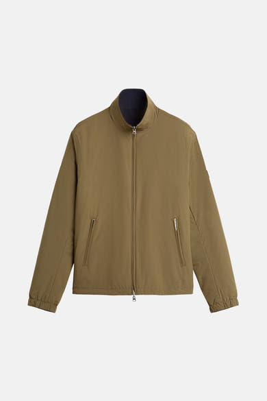 Kaki regenjas van TOMMY HILFIGER met ritssluiting en zijzakken, op een neutrale achtergrond.