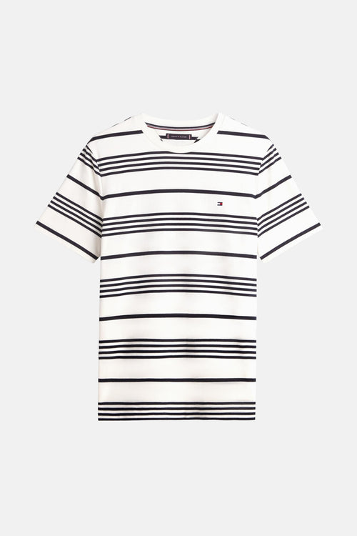 T-shirt écru à rayures, de TOMMY HILFIGER, avec logo discret sur la poitrine.