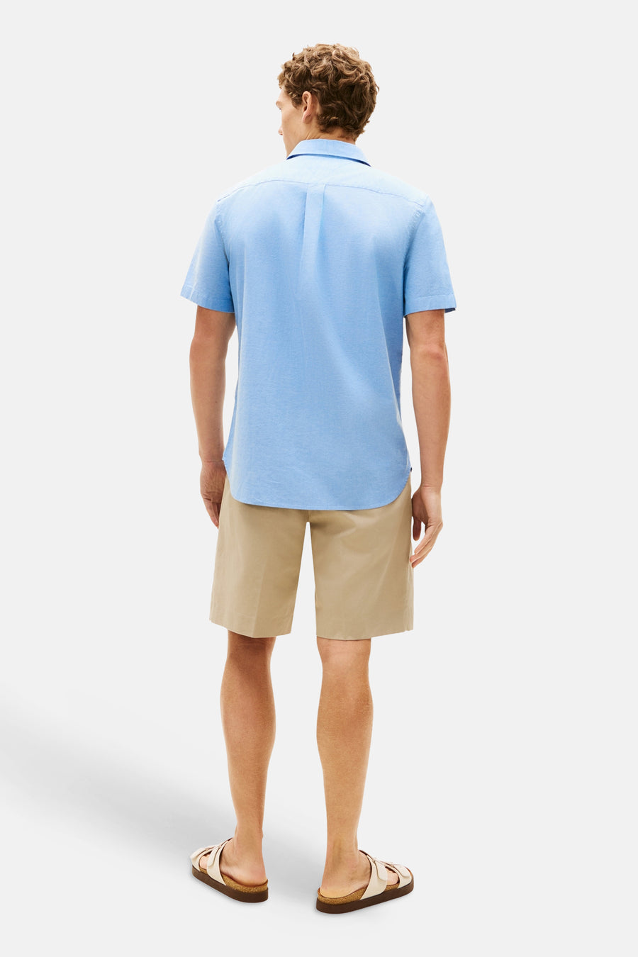 Chemise à manches courtes bleue de Tommy Hilfiger, vue de dos, avec un col boutonné et un tissu texturé.