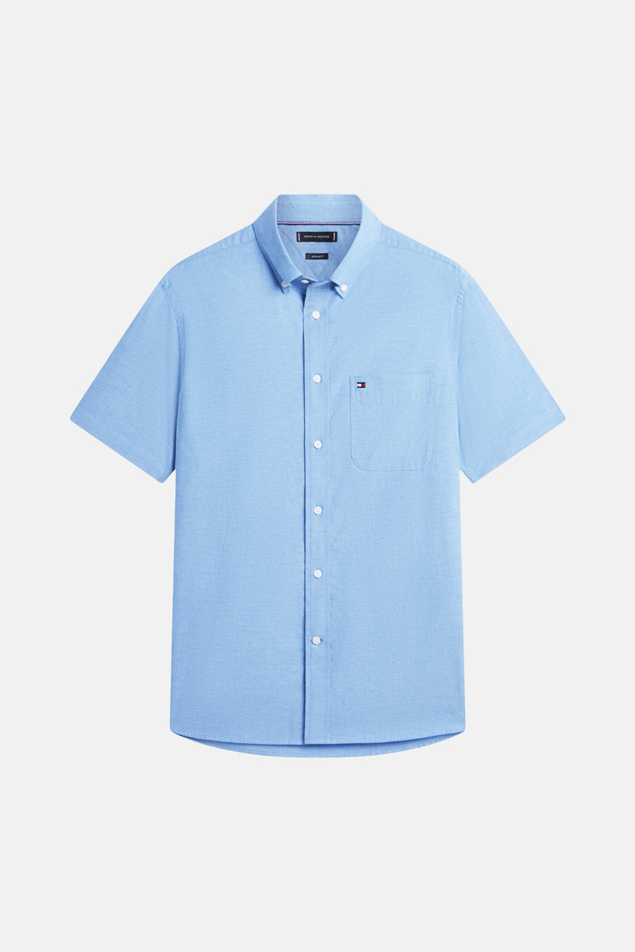 Chemise bleue à manches courtes de Tommy Hilfiger avec poche poitrine plaquée et patte de boutonnage.