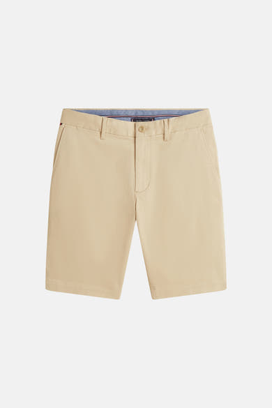 Bermuda beige de TOMMY HILFIGER, avec poches latérales et fermeture à bouton.