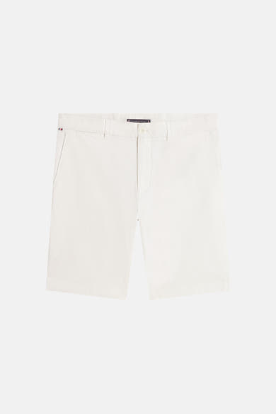 Bermuda écru de Tommy Hilfiger, avec fermeture boutonnée et passants de ceinture.