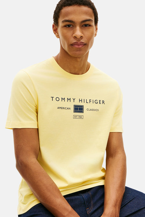 T-shirt jaune à manches courtes de Tommy Hilfiger, avec logo imprimé sur le devant.