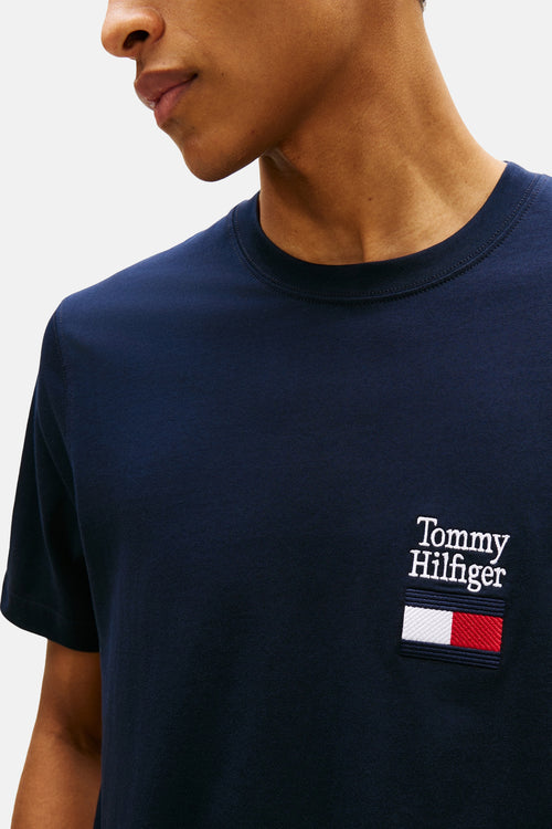 T-shirt à manches courtes bleu de Tommy Hilfiger avec logo brodé sur la poitrine.