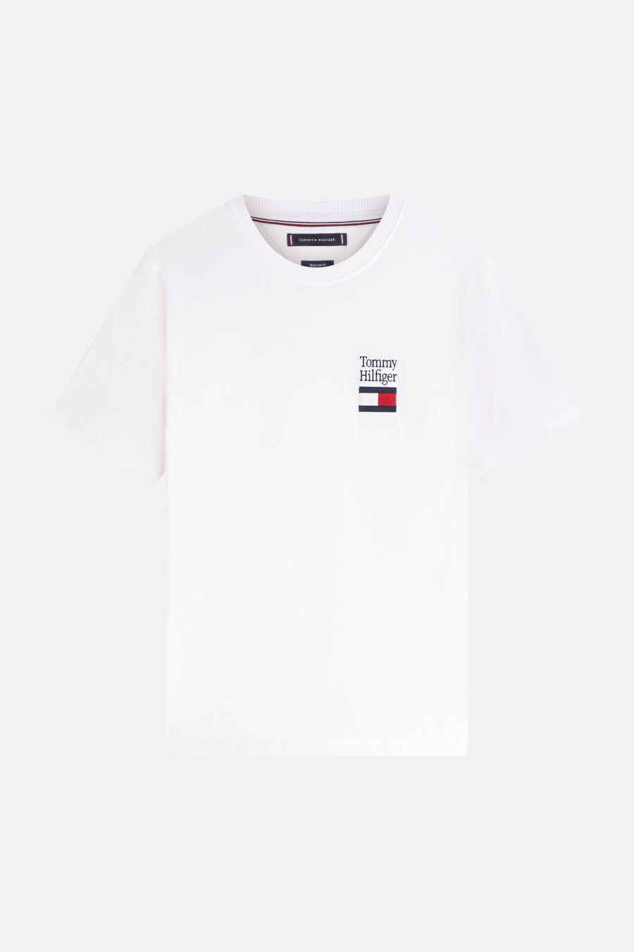 T-shirt à manches courtes blanc de TOMMY HILFIGER avec logo drapeau sur la poitrine.