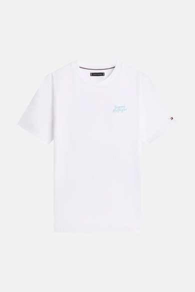 T-shirt blanc de TOMMY HILFIGER avec un petit logo drapeau sur la manche gauche et l'inscription bleue brodée sur la poitrine.