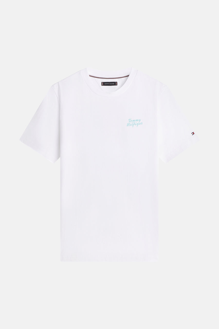 T-shirt blanc de TOMMY HILFIGER avec un petit logo drapeau sur la manche gauche et l'inscription bleue brodée sur la poitrine.