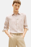 Chemise à manches longues beige à rayures verticales de TOMMY HILFIGER avec les manches retroussées.