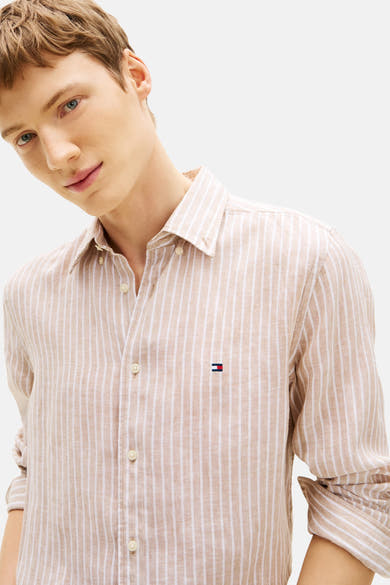 Chemise beige à rayures verticales par TOMMY HILFIGER, avec un logo subtil sur la poitrine, col boutonné.