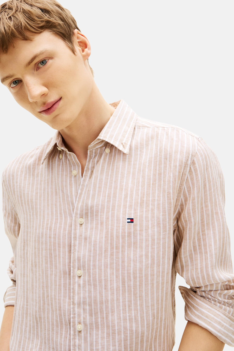 Chemise beige à rayures verticales par TOMMY HILFIGER, avec un logo subtil sur la poitrine, col boutonné.