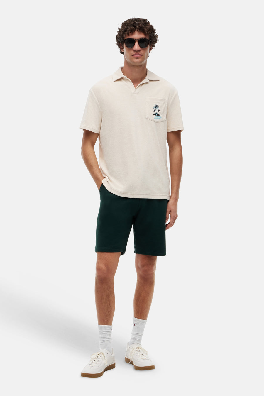 Polo écru en éponge de TOMMY HILFIGER, avec poche brodée de palmiers et du nom de la marque.