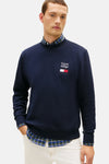 Sweat-shirt bleu marine de Tommy Hilfiger avec logo brodé et chemise à carreaux visible au col.
