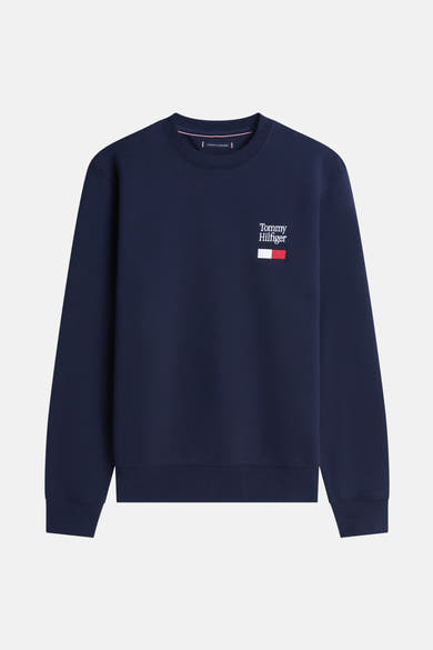 Sweat bleu marine par Tommy Hilfiger avec logo blanc et détail drapeau sur le devant.