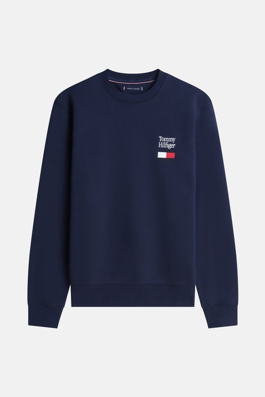 Sweat bleu marine par Tommy Hilfiger avec logo blanc et détail drapeau sur le devant.