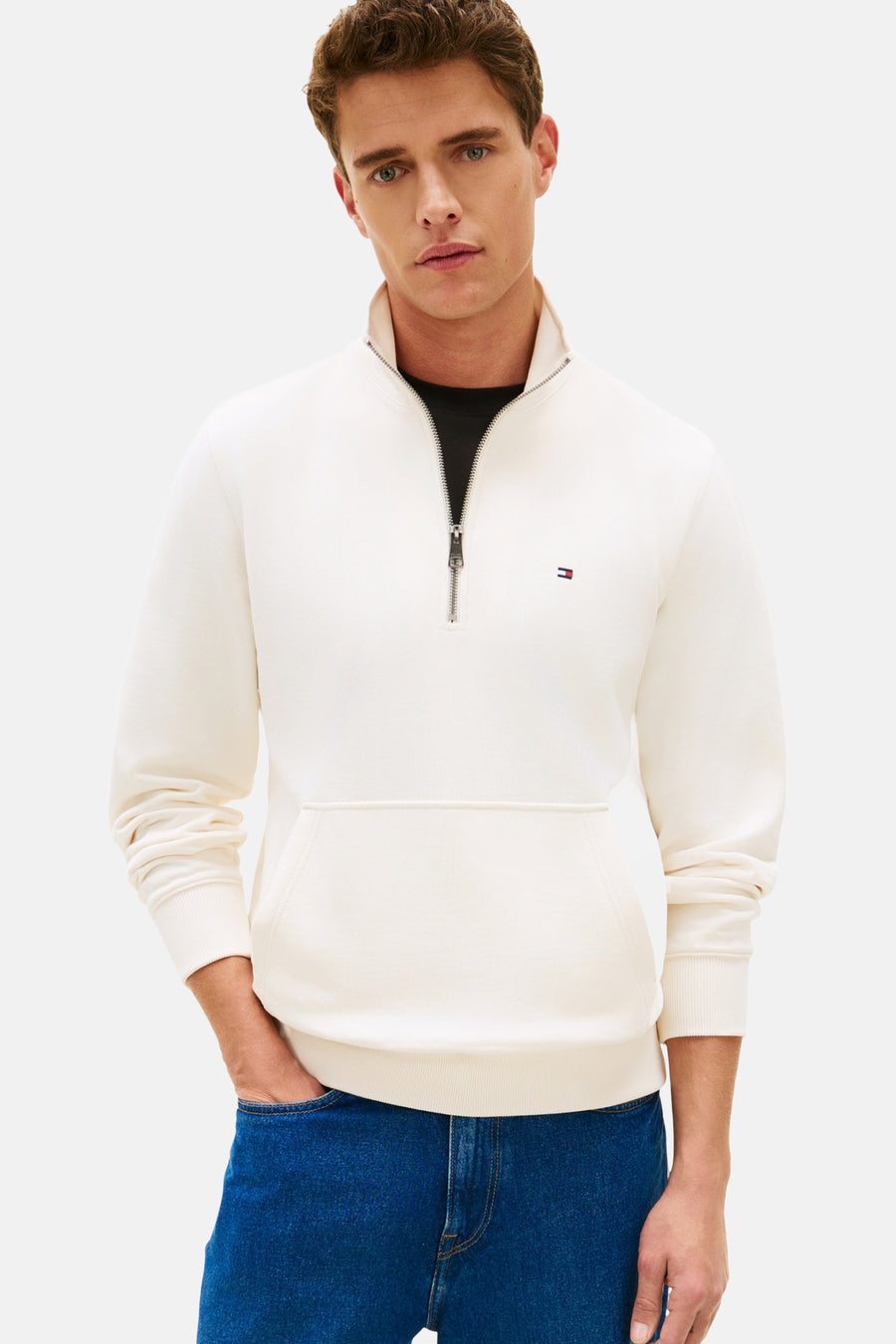 Sweat col montant écru de TOMMY HILFIGER avec poche kangourou et fermeture éclair.