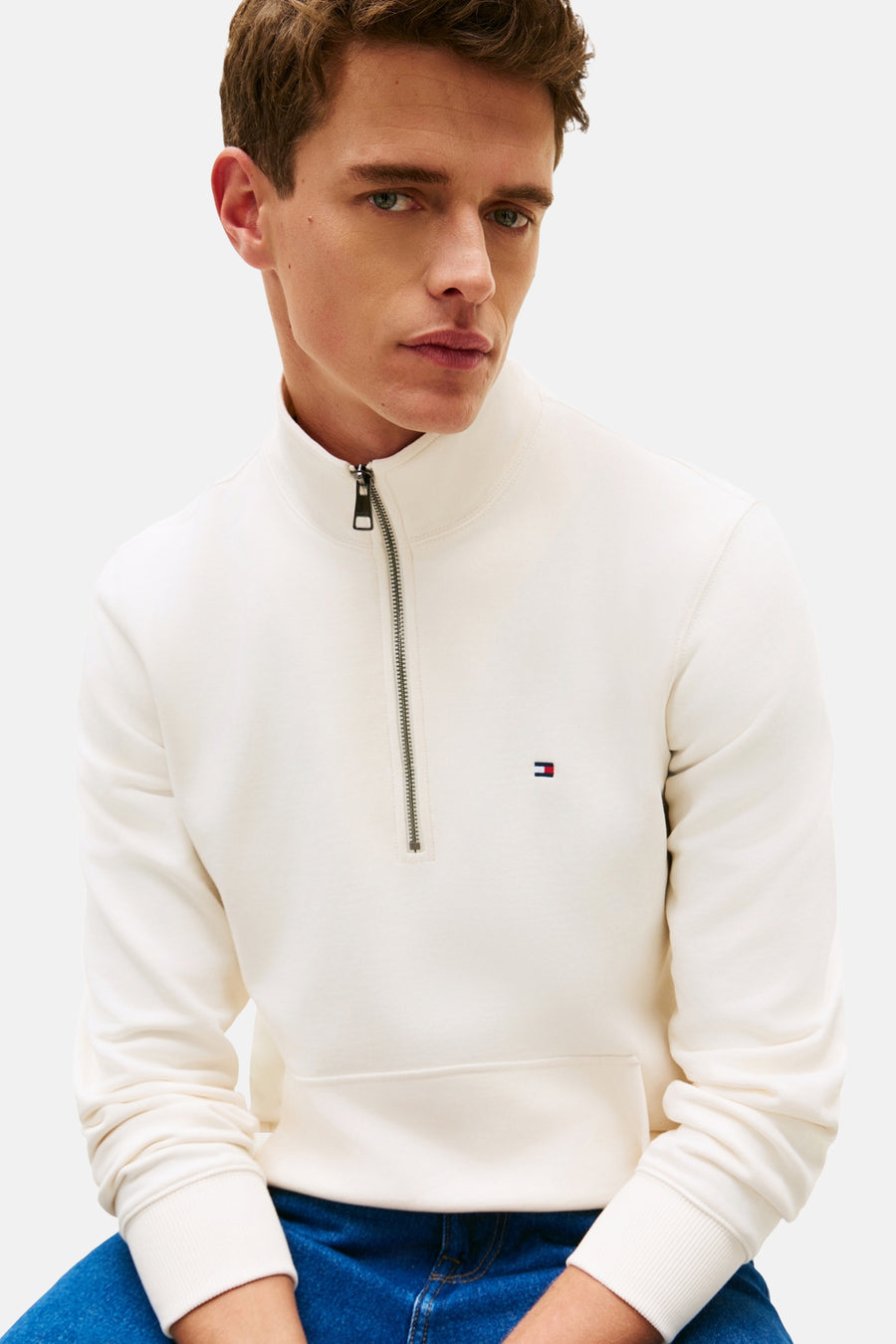 Sweat col montant écru de Tommy Hilfiger, avec fermeture éclair et logo discret sur la poitrine.