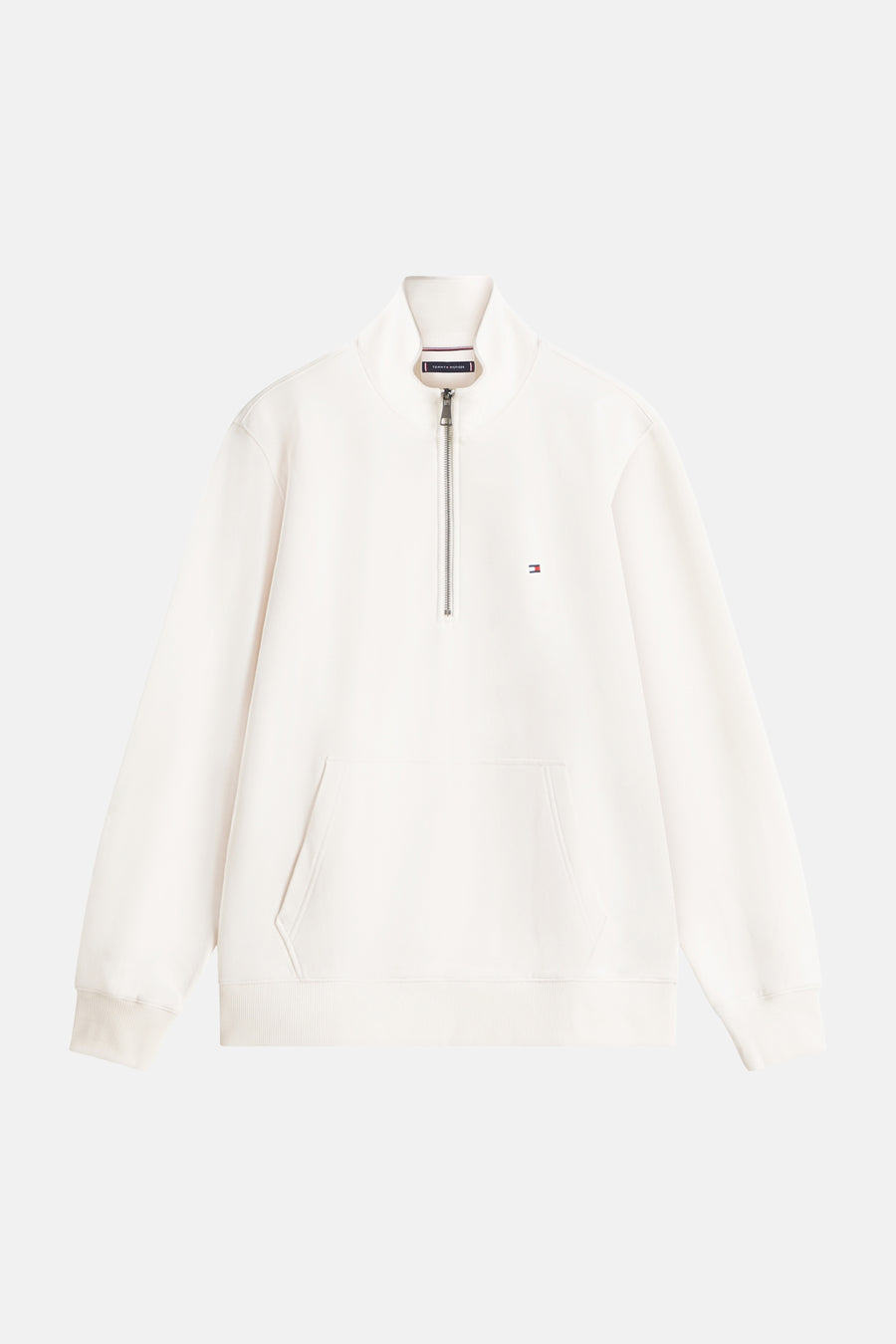 Sweat-shirt écru à col montant de Tommy Hilfiger, avec fermeture éclair et poche kangourou sur le devant.