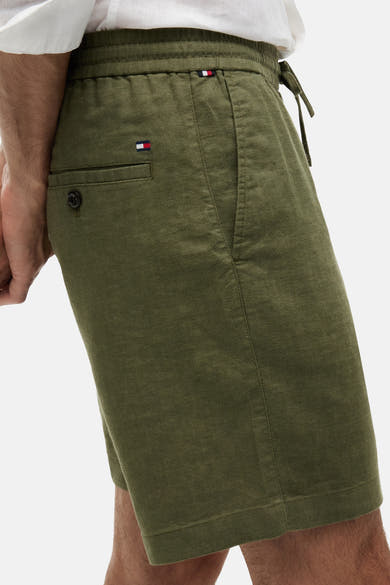 Bermuda vert en lin de TOMMY HILFIGER avec cordon de serrage et logo subtil.