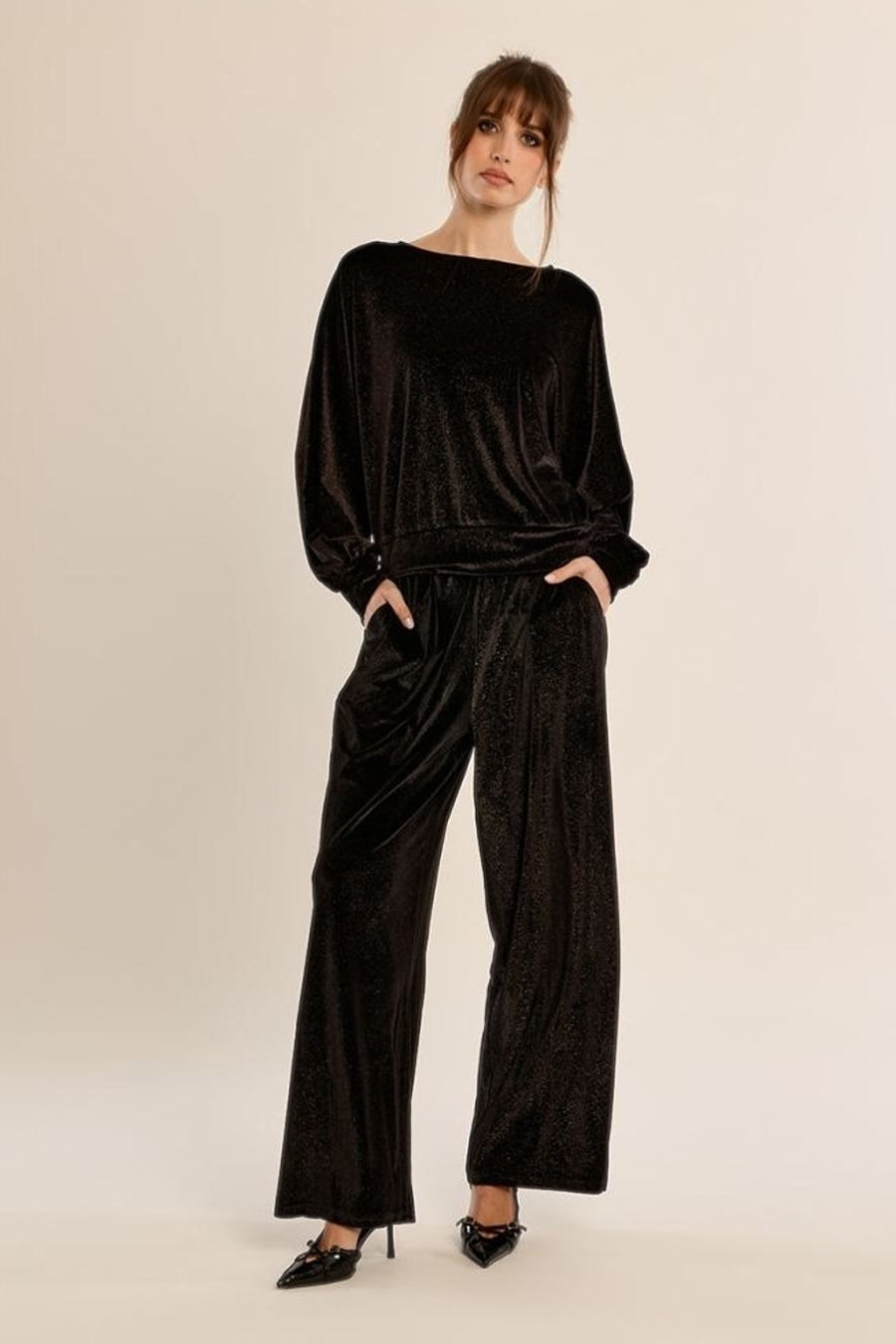 Chemisier noir à manches longues Molly Bracken porté avec un pantalon noir