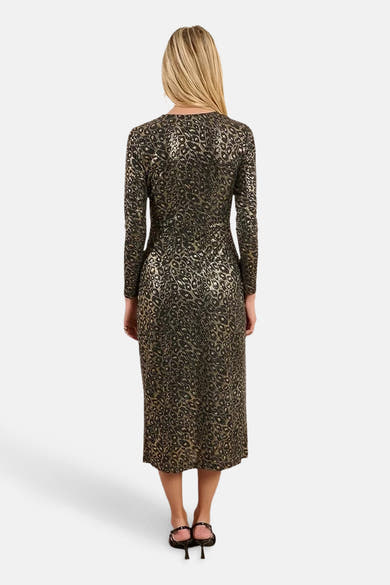 Robe dorée à manches longues par Molly Bracken, motif léopard sur toute la surface, vue de dos.