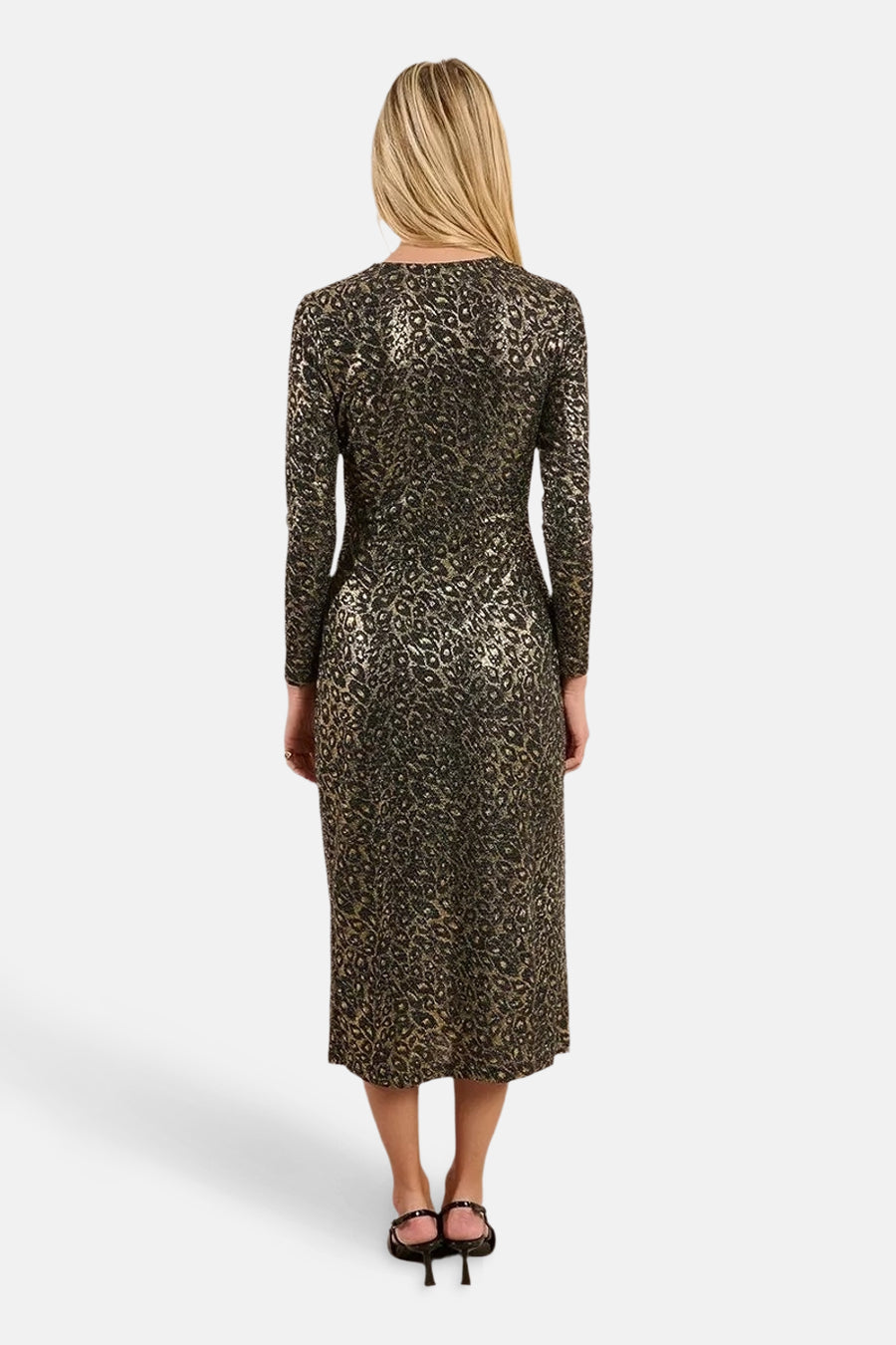 Robe dorée à manches longues par Molly Bracken, motif léopard sur toute la surface, vue de dos.