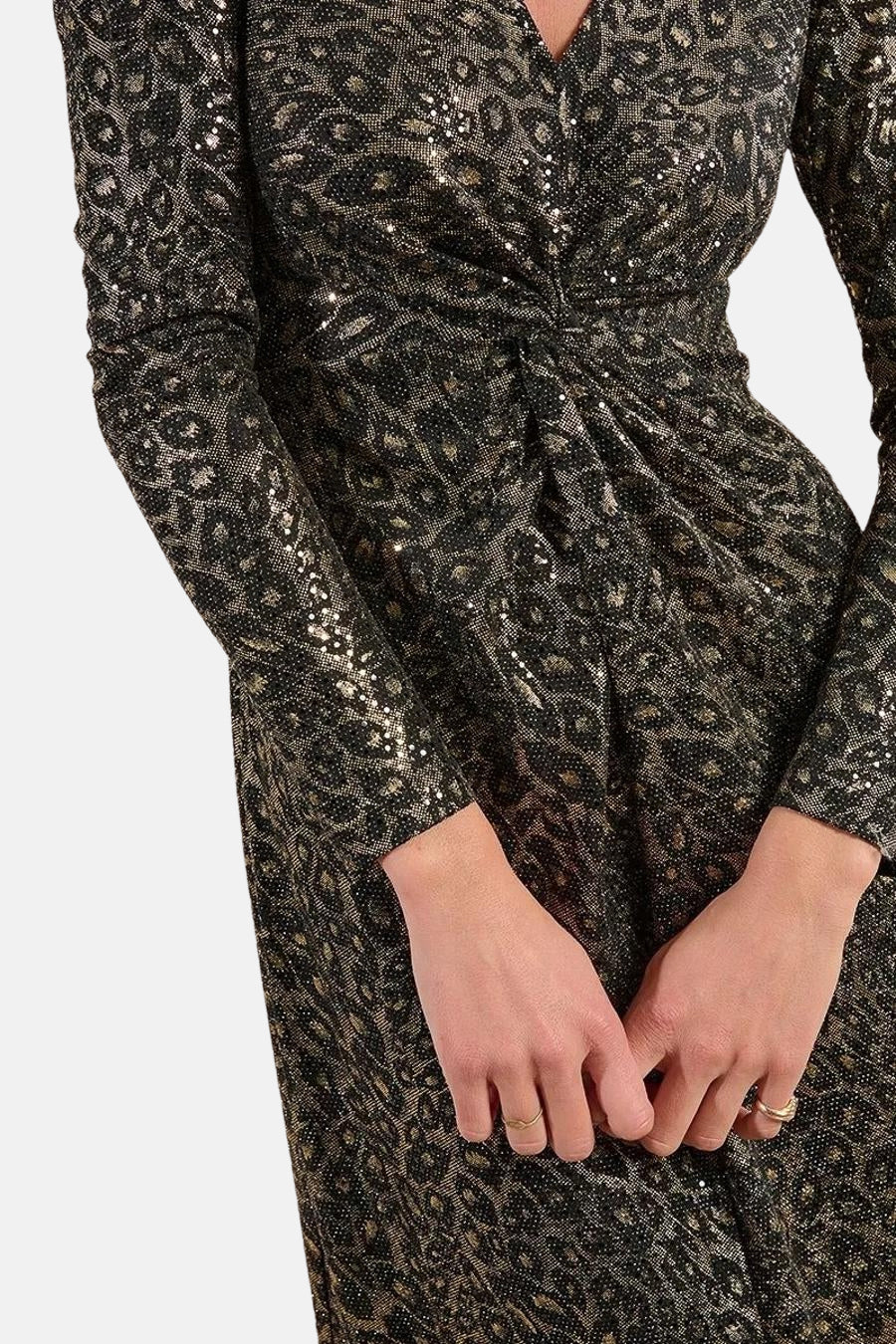 Robe dorée à manches longues de Molly Bracken, avec un motif léopard brillant et un effet drapé à la taille.
