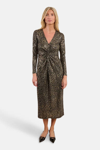 Robe dorée à manches longues par Molly Bracken, imprimé léopard et détails froncés.