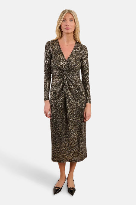 Gouden jurk met lange mouwen van Molly Bracken, luipaardprint en geplooide details.