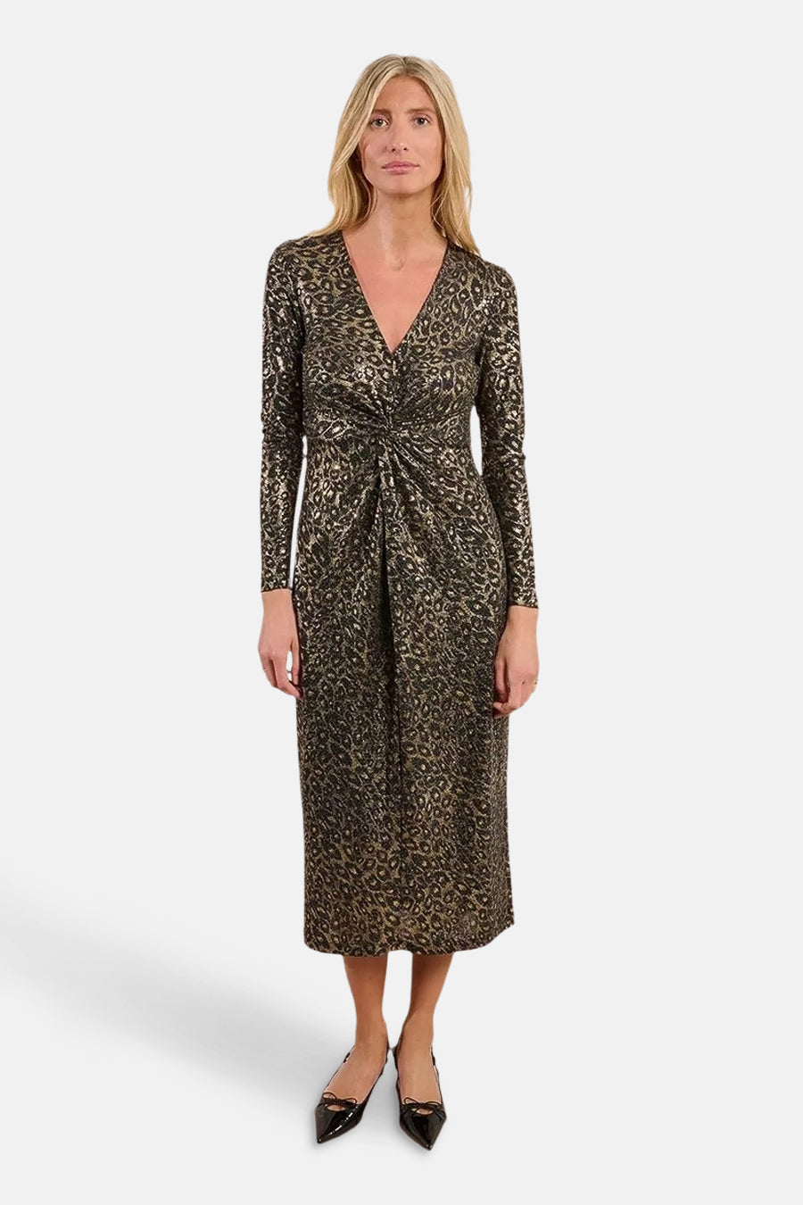 Robe dorée à manches longues par Molly Bracken, imprimé léopard et détails froncés.