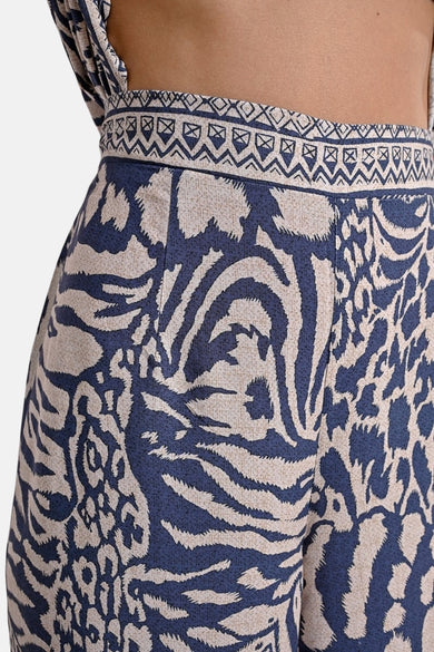 Blauwe broek met zebra- en luipaardprint van Molly Bracken, met een geometrische bies aan de taille.