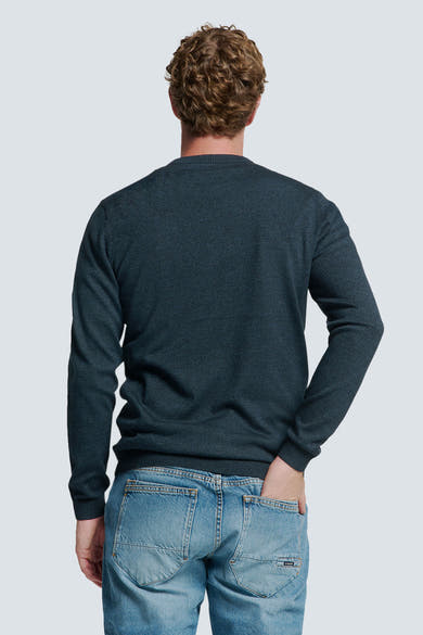 Pull à col rond bleu par NO EXCESS, porté avec un jean, vue de dos.