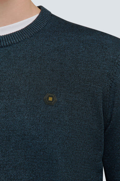 Pull à col rond bleu de NO EXCESS, en maille fine avec un badge hexagonal sur la poitrine.