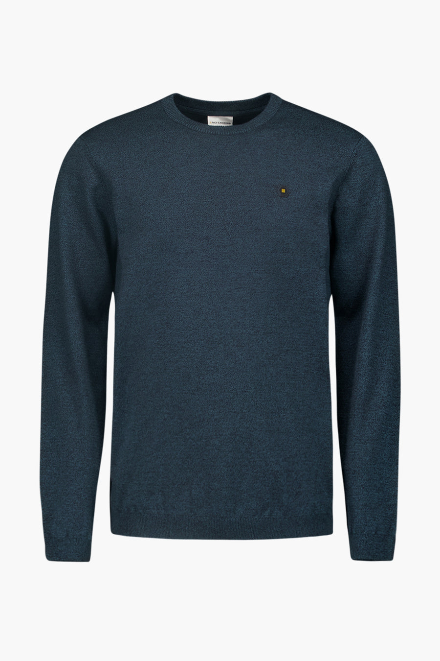 Pull à col rond bleu marine de No Excess, avec un petit logo carré sur la poitrine.