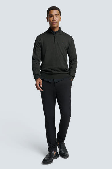 Pull à col roulé gris de NO EXCESS, porté avec un pantalon noir et des mocassins en cuir noir.