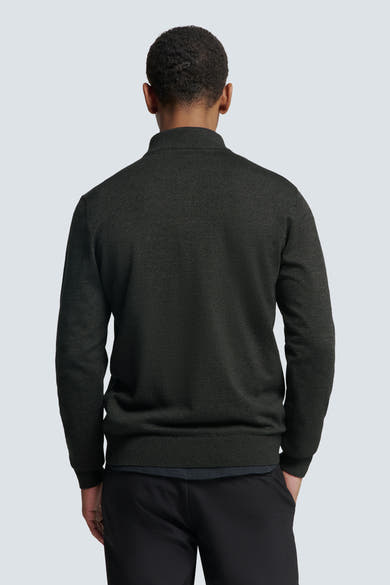 Pull à col roulé gris de NO EXCESS, porté avec un pantalon noir, vue de dos.